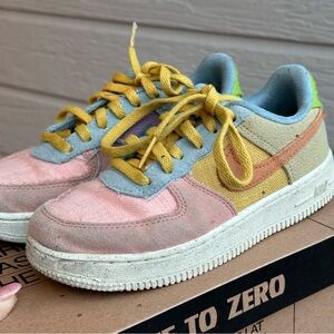 Nike KIDS Air Force 1 '07 Lv8 Nn, Sanded Gold/Hot Curry-wheat Gr 13c
